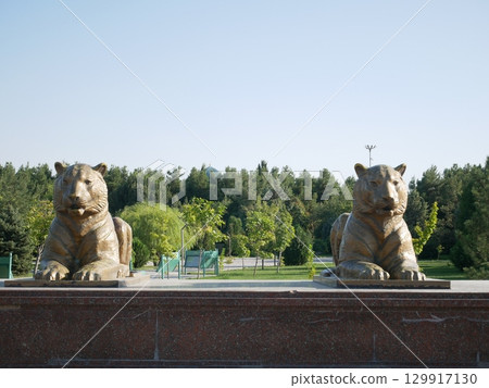 撒馬爾罕公園裡的獅子雕像 129917130