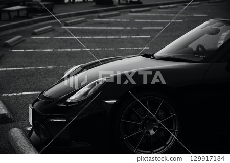 一輛黑色敞篷車停在停車場 129917184