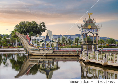 Mahligai Royal Barge and Pavilion, Sultan Omar Ali Saifuddien Mosque, Bandar Seri Begawan, Brunei 129917409