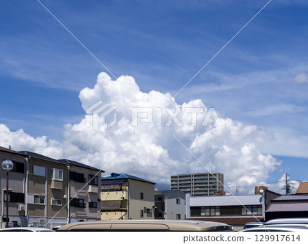 巨大的積雨雲和住宅區風景 129917614