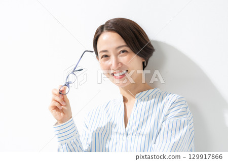 戴眼鏡的女人 129917866