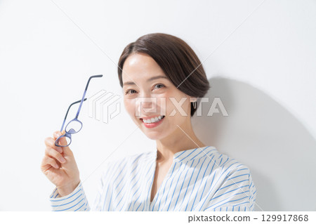 戴眼鏡的女人 戴眼鏡的女人 129917868