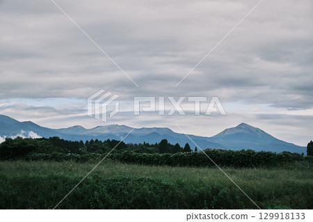 Kirishima mountain range spreading out beneath the clouds Kirishima mountain range spreading out beneath the clouds 129918133