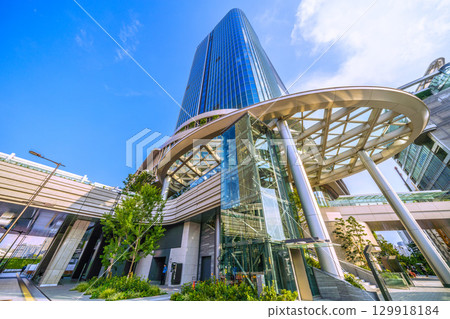 8月的日本東京城市景觀。酷熱難耐，高輪關口城和層層雲層…（21日） 129918184