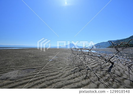 從海灘眺望櫻島 129918548