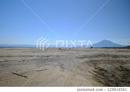 陽光明媚的日子裡的沙灘和櫻島自然風光 129918561