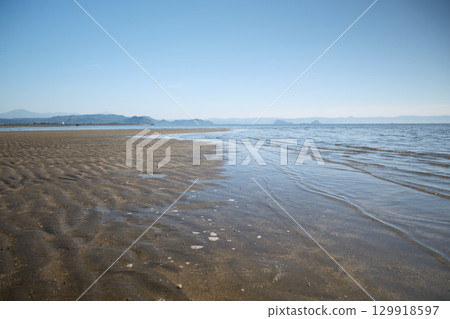 淺而平靜的海浪 129918597