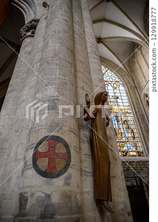 Interior of the Roman Catholic Cathedral of St. Michael and St. Gudula in central Brussels, Belgium 129918777