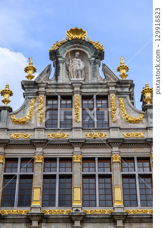 Lavishly decorated facades and architectural details of Guildhalls on the Grand-Place Grote Markt square of Brussels, Belgium 129918823