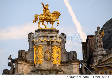 Lavishly decorated facades and architectural details of Guildhalls on the Grand-Place Grote Markt square of Brussels, Belgium Lavishly decorated facades and architectural details of Guildhalls on the Grand-Place Grote Markt square of Brussels, Belgium 129918831