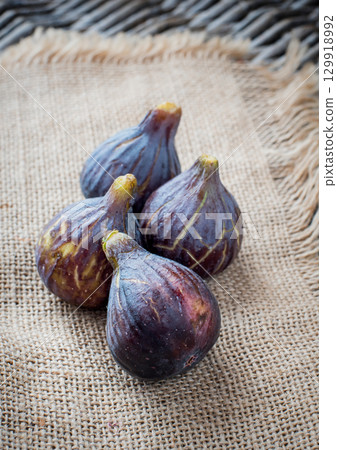 Ripe fruit figson sacking Ripe fruit figson sacking 129918992