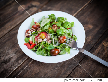 Fresh green salad 129919030
