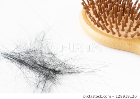 白色背景中的竹髮刷和鬆散的頭髮 129919120