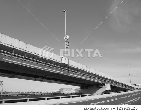 東京的城市景觀與高架橋和道路交織在一起 129919123