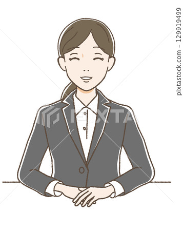 一位身著西裝、面帶微笑的女士面朝前方 129919499