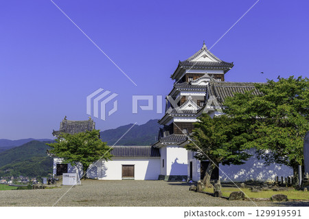 The beautiful castle tower and walls of Ozu Castle are surrounded by blue skies and greenery The beautiful castle tower and walls of Ozu Castle are surrounded by blue skies and greenery 129919591