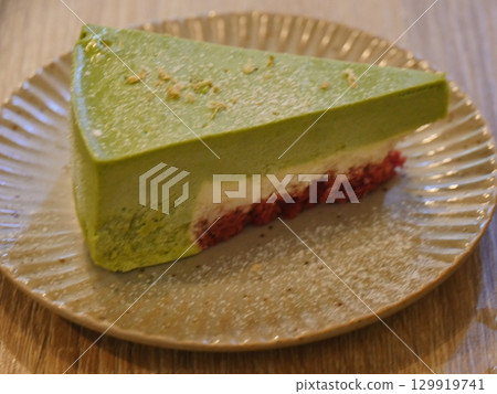 Matcha Red Velvet Cake 129919741