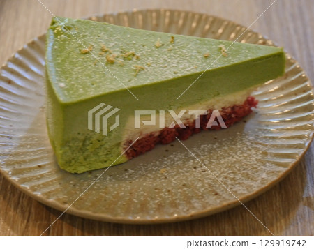 Matcha Red Velvet Cake 129919742