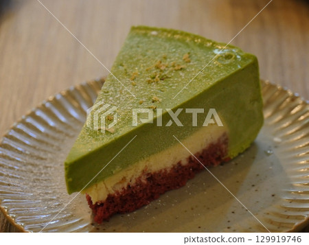 Matcha Red Velvet Cake 129919746