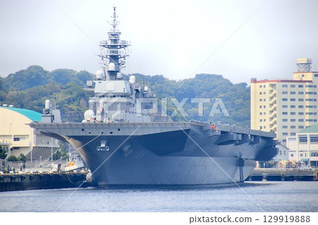 DDH驅逐艦加賀號停靠在橫須賀軍港和泉碼頭。 129919888