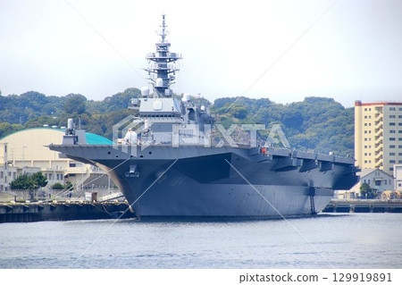 DDH驅逐艦加賀號停靠在橫須賀軍港和泉碼頭。 DDH驅逐艦加賀號停靠在橫須賀軍港和泉碼頭。 129919891