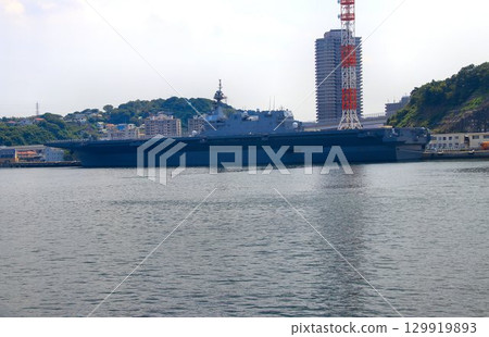 DDH驅逐艦加賀號停靠在橫須賀軍港和泉碼頭。 129919893