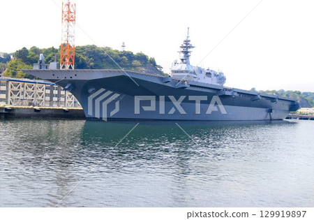 DDH驅逐艦加賀號停靠在橫須賀軍港和泉碼頭。 129919897