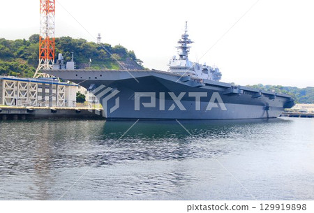 DDH驅逐艦加賀號停靠在橫須賀軍港和泉碼頭。 DDH驅逐艦加賀號停靠在橫須賀軍港和泉碼頭。 129919898