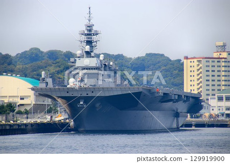 DDH驅逐艦加賀號停靠在橫須賀軍港和泉碼頭。 129919900