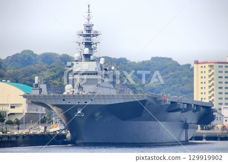 DDH驅逐艦加賀號停靠在橫須賀軍港和泉碼頭。 129919902
