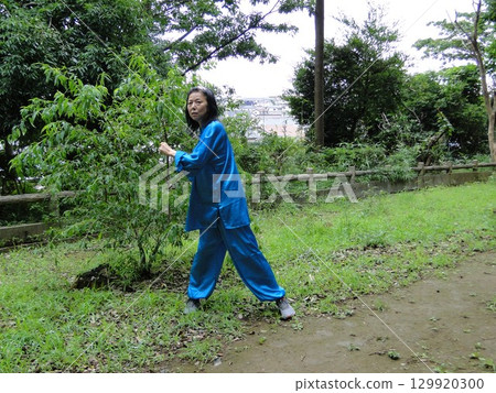 走在森林裡的高個子女人 走在森林裡的高個子女人 129920300