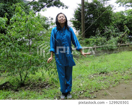 走在森林裡的高個子女人 走在森林裡的高個子女人 129920301