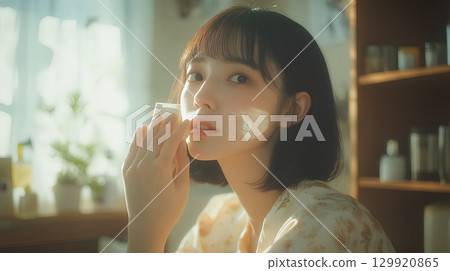 一名年輕女子正在做皮膚護理 129920865