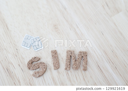 SIM卡和SIM卡字母。複製空間庫存照片。 SIM卡和SIM卡字母。複製空間庫存照片。 129921619