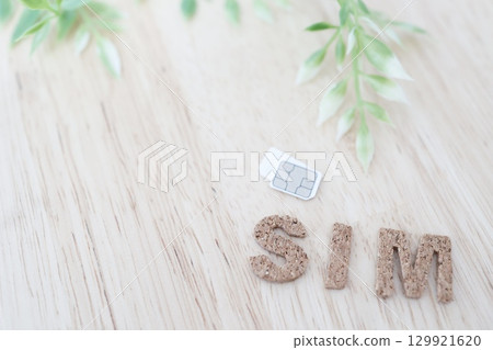 SIM卡和SIM卡字母。複製空間庫存照片。 129921620