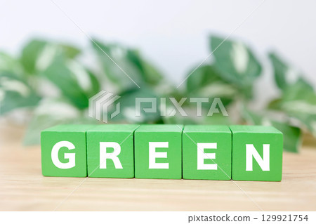單字 GREEN 以綠色塊和樹葉背景排列 單字 GREEN 以綠色塊和樹葉背景排列 129921754