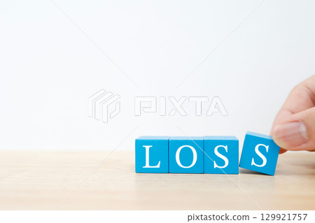 四個藍色方塊上寫的“LOSS”一詞 四個藍色方塊上寫的“LOSS”一詞 129921757