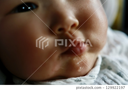 我五個月大的寶寶嘴周圍流口水 129922197