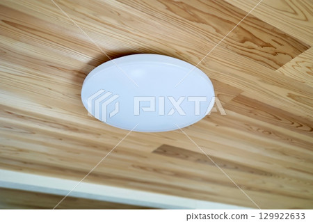安裝在木質天花板上的圓形 LED 吸頂燈 129922633