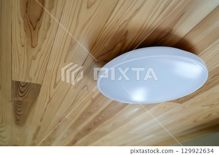 安裝在木質天花板上的圓形 LED 吸頂燈 129922634