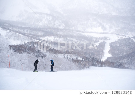 喜樂樂雪世界的朝里地區在冬季滑雪 129923148