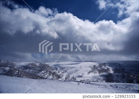 冬季期間從喜樂樂雪世界朝里地區山頂附近看到的景色 129923155