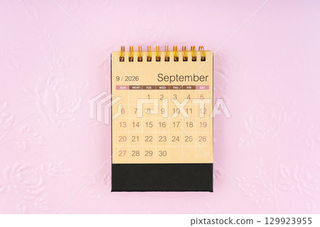 Desk calendar for September 2026 on flower pattern embossed as background. 129923955