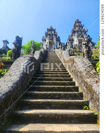 峇裡島 Lempuyang 寺的石階和雄偉的大門 峇裡島 Lempuyang 寺的石階和雄偉的大門 129924099