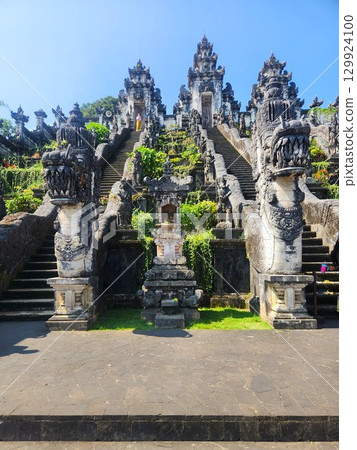 The magnificent staircase and guardian stone statues of Lempuyang Temple in Bali The magnificent staircase and guardian stone statues of Lempuyang Temple in Bali 129924100