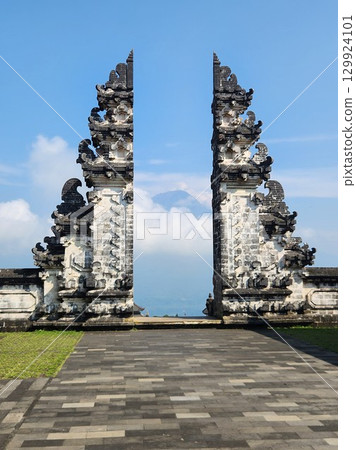 The Sky Gate of Lempuyang Temple in Bali and Mount Agung The Sky Gate of Lempuyang Temple in Bali and Mount Agung 129924101