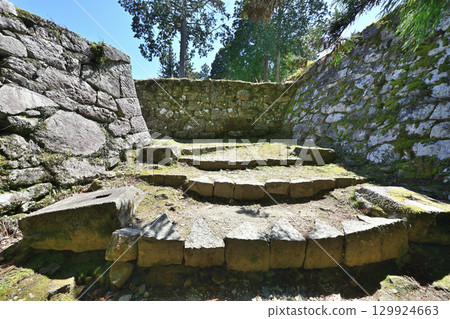 Iwamura Castle in Mino Province: A mountain castle associated with a female castle lord 129924663