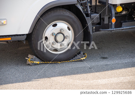 安裝在卡車前輪上的車輪擋塊 129925686