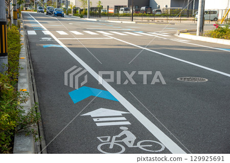 路邊繪製的自行車導航線 路邊繪製的自行車導航線 129925691