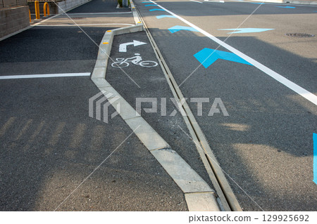 路邊設有自行車右轉等候區 129925692